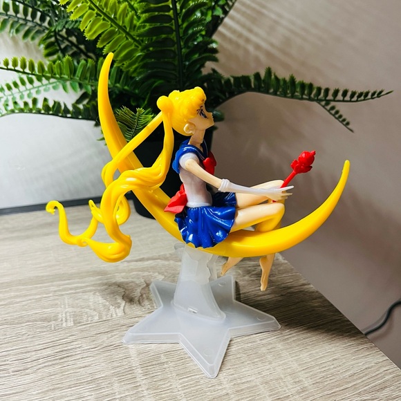 Sailor Moon Figurine with Crescent Moon and Star Base - Picture 4 of 5